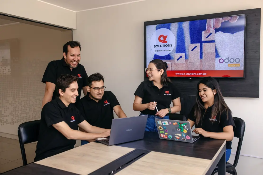 Equipo de Oz Solutions implementando Odoo
