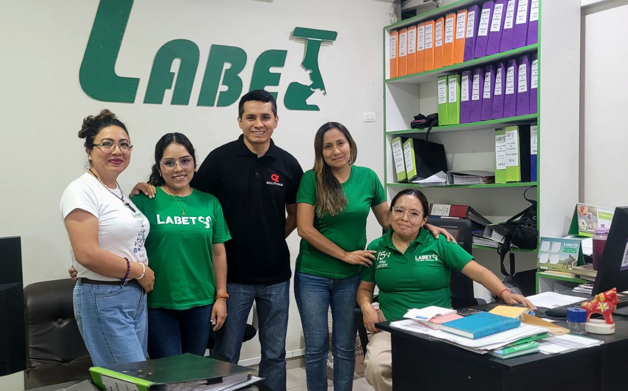 Equipo de Oz Solutions implementando Odoo